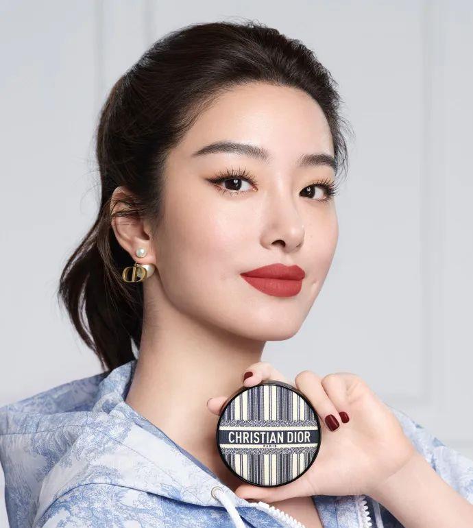 杨采钰|女星杨采钰写真大秀白皙美腿!雪肤玉貌太性感撩人