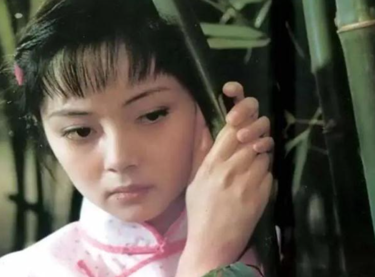 冻龄|57岁薛宝钗张莉加拿大晒庆生照！肌肤胜雪似冻龄，身价过亿仍单身