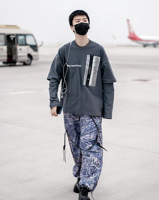 范丞丞|范丞丞再次现身昆明机场,潮服成亮点,迅速冲上热搜