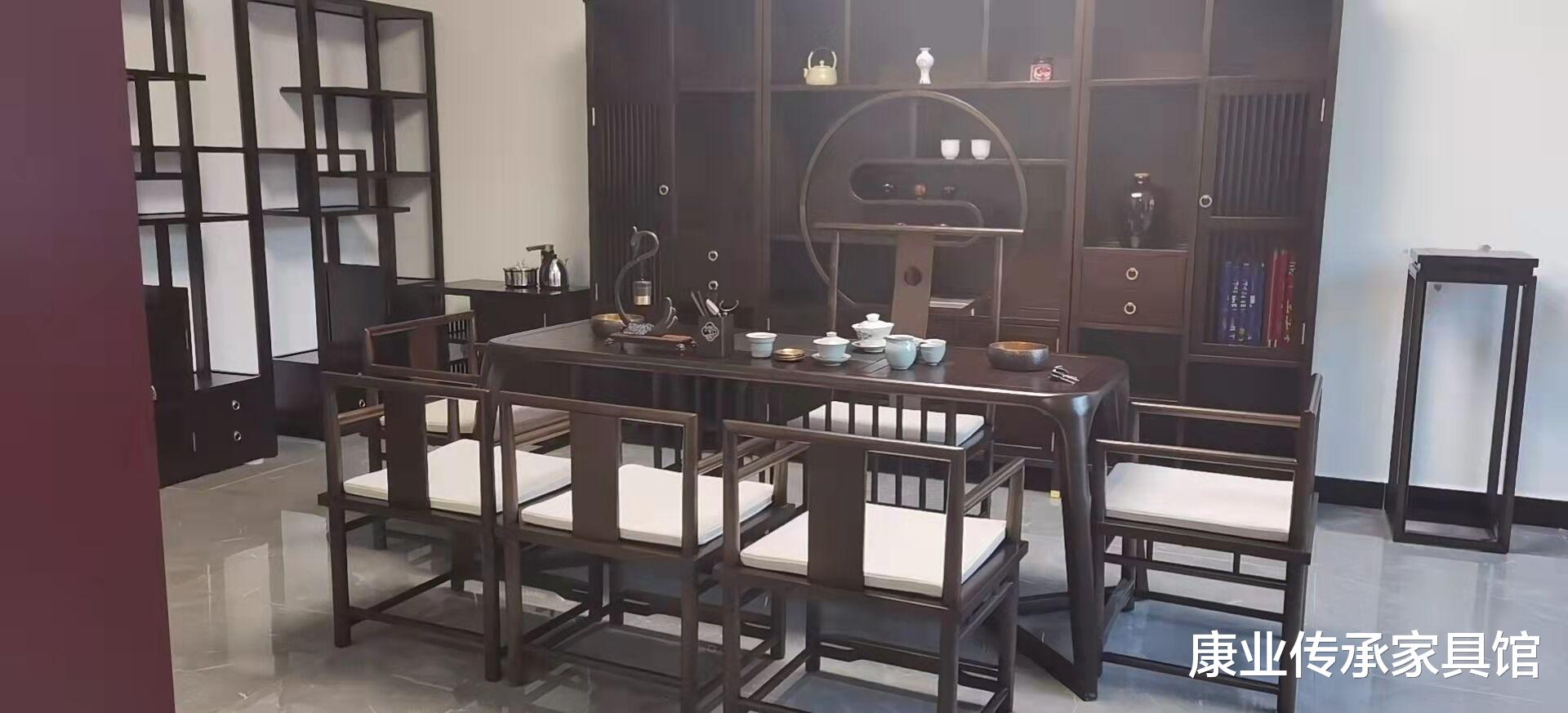 新中式实木家具糅合了东西方美学精华元素,营造儒雅意境