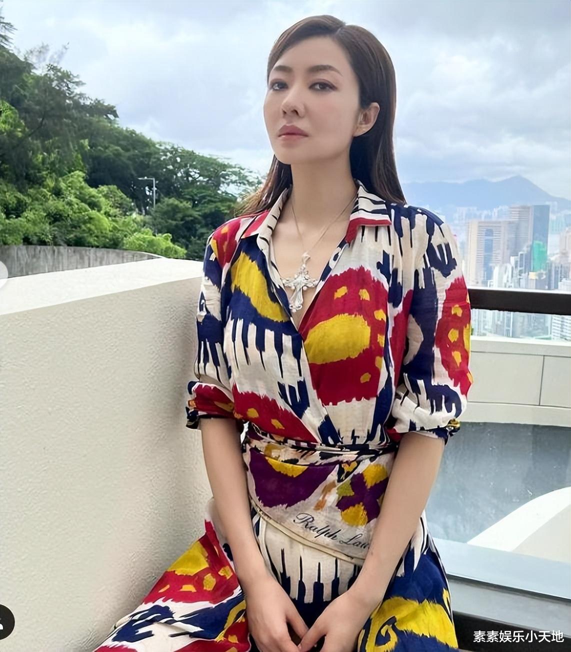 熊黛林|熊黛林在豪宅阳台上自拍:气质优雅迷人,维港的风景尽收眼底