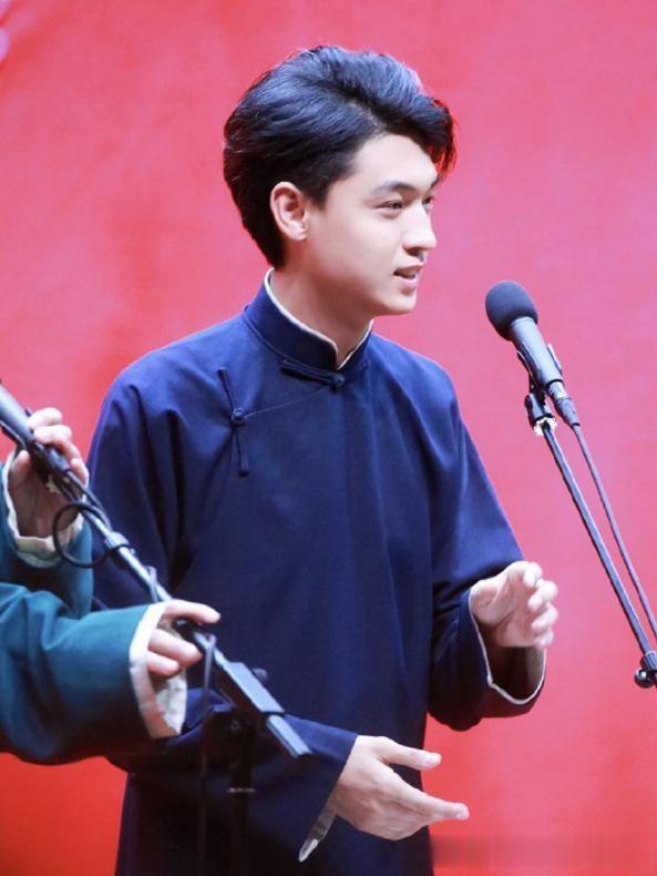 黎姿|德云社秦霄贤乌镇戏剧节，拍照站位引发关注，老秦真是闷头干大事