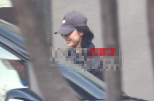 倪妮|倪妮抱水壶现身街边，下颚线凌厉气场足，和工作人员畅聊没架子