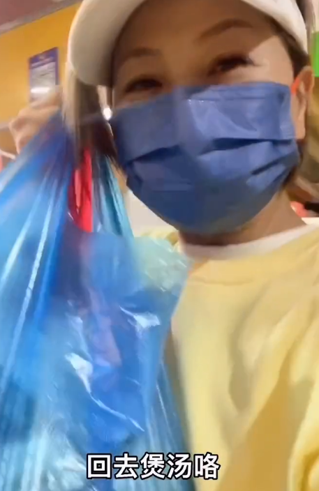 刘玉翠|55岁港星刘玉翠晒近况！大口吃榴莲好享受，自曝领退休金定居内地