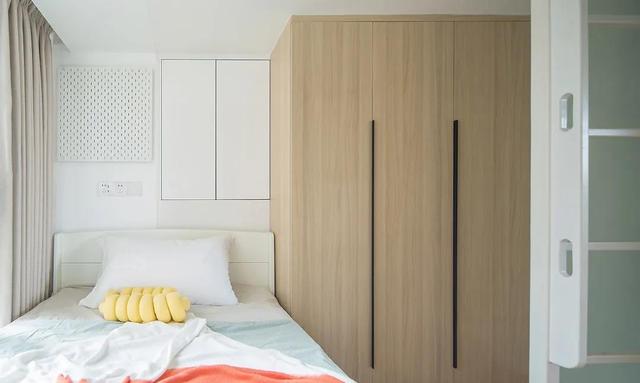 84㎡三居室,客厅不放老三样,改做藏书阁+游乐室,生活更有趣!