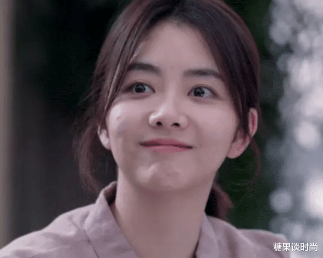 运动 32岁谭松韵，“圆脸”甜腻软萌，文艺范穿着，少女感很强