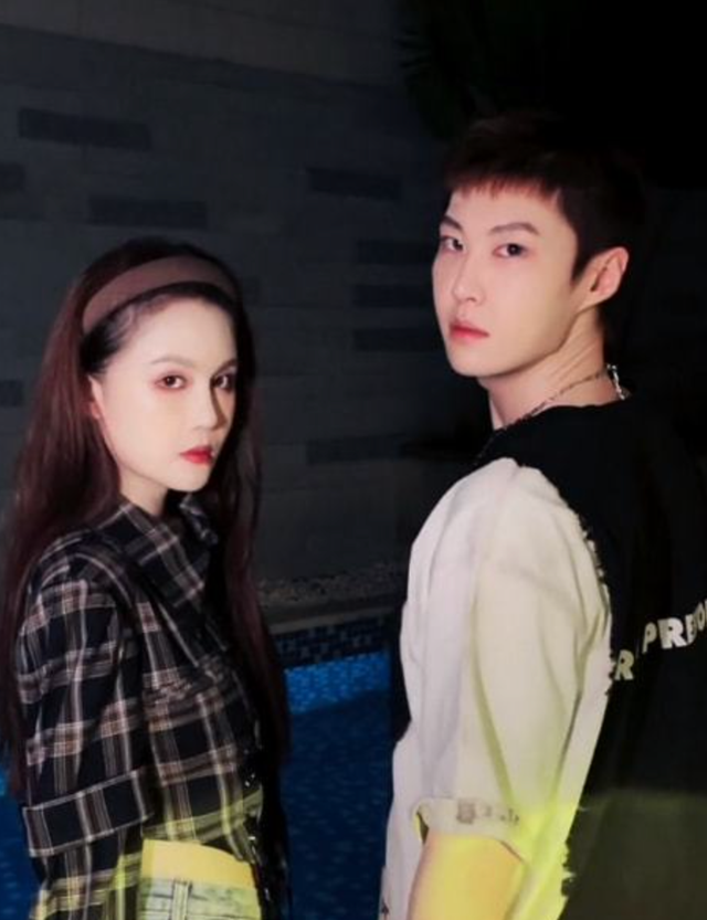 贾斯汀·比伯|赵本山女儿球球三亚嗨玩！煮五包泡面做晚饭，穿背心露出手上纹身