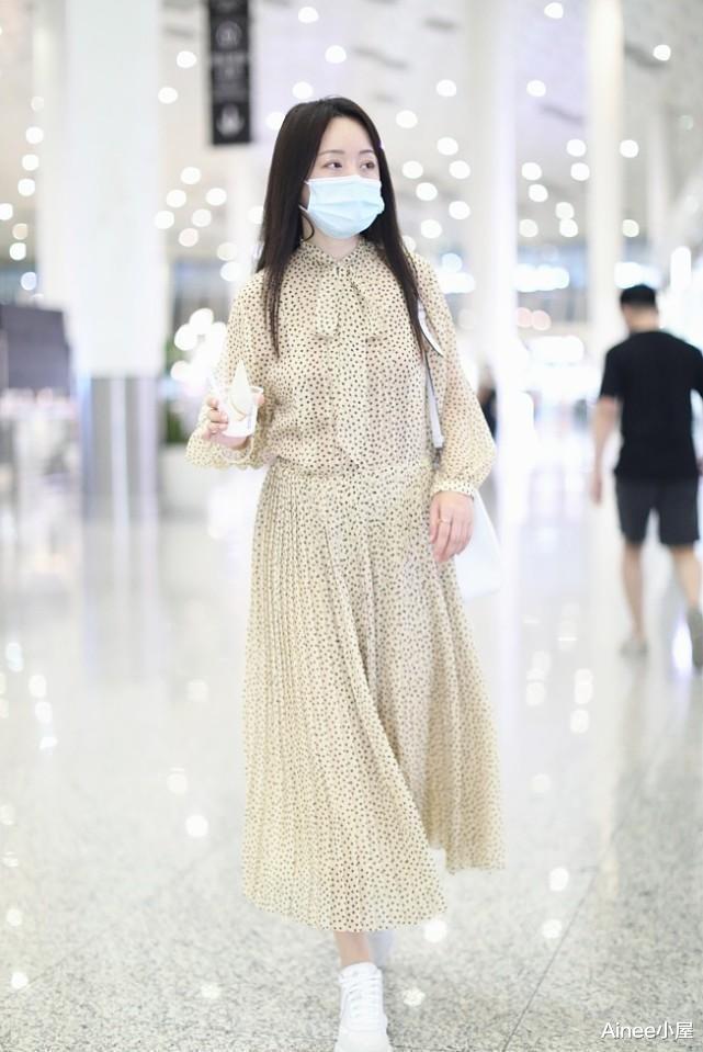 杨钰莹身材有点发福了，穿波点薄纱裙显出真实状态，气质挺温柔