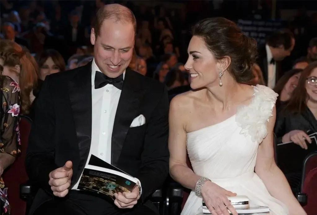 汤姆·克鲁斯|59岁阿汤哥参加女王庆典，在温莎被疯狂围观，借机宣传电影引争议