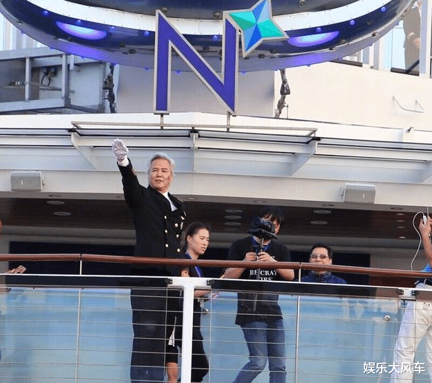 张庭|张庭夫妇黑历史被扒，晒豪华游艇仿若“土皇帝”，向员工行元首礼