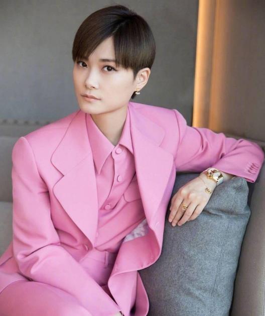 穿衣搭配|白衬衫已经失宠了，今年流行这款“粉衬衫”，高级优雅还很有气质