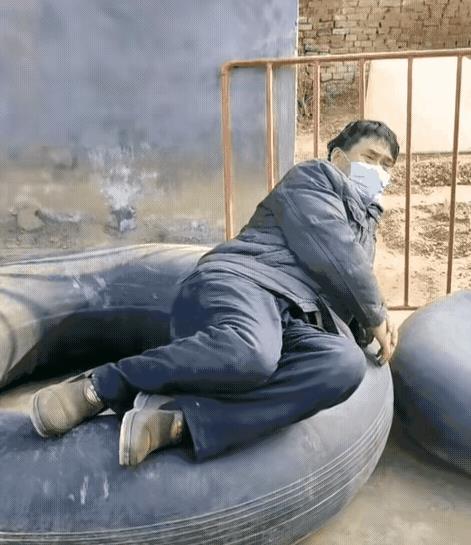 陈亚男|穿帮！网友证实陈亚男当志愿者是摆拍，合影才穿上马甲，拍完就走