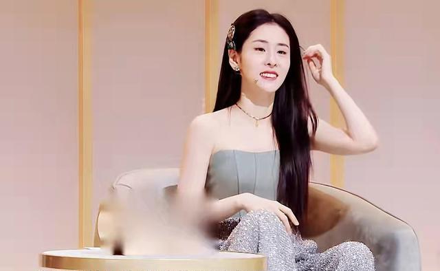 张碧晨|《天赐3》乐评人毒舌点评张碧晨毁经典,周深打圆场,场面很尴尬