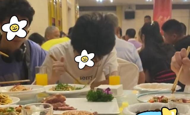 弟弟办升学宴,把姐姐和自己男同学安排一桌,网友:为姐姐操碎心