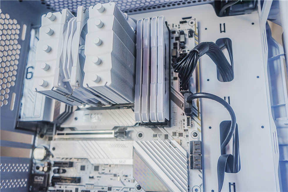 小米科技|白色电脑主机——七彩虹B660 Frozen+12600K+银欣H1M机箱装机