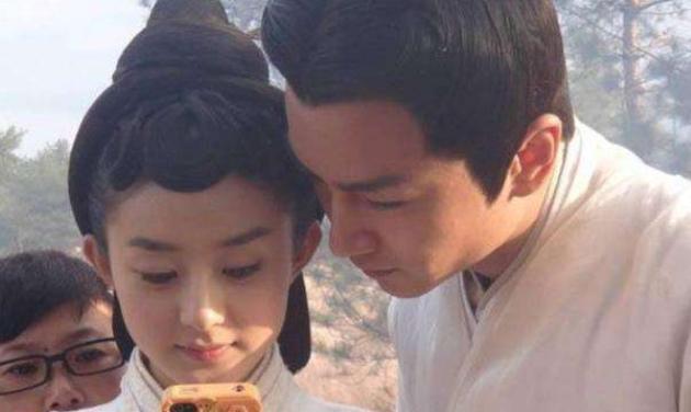 赵丽颖|冯绍峰被拍带娃,赵丽颖赚钱拍戏,作为母亲她失职吗?