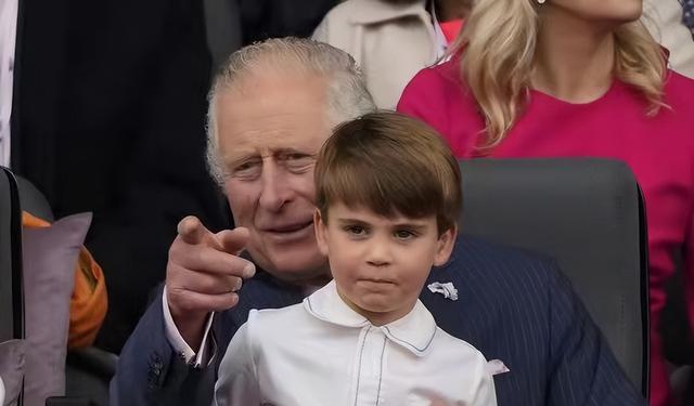 路易·亚瑟·查尔斯|路易活泼又懂事，在坐爷爷腿之前还询问，连小夏都给他竖大拇指