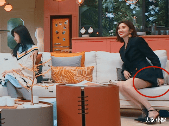 唐艺昕|3大花旦同录综艺,唐艺昕粉丝感觉很受伤,王子文坐姿都被吐槽