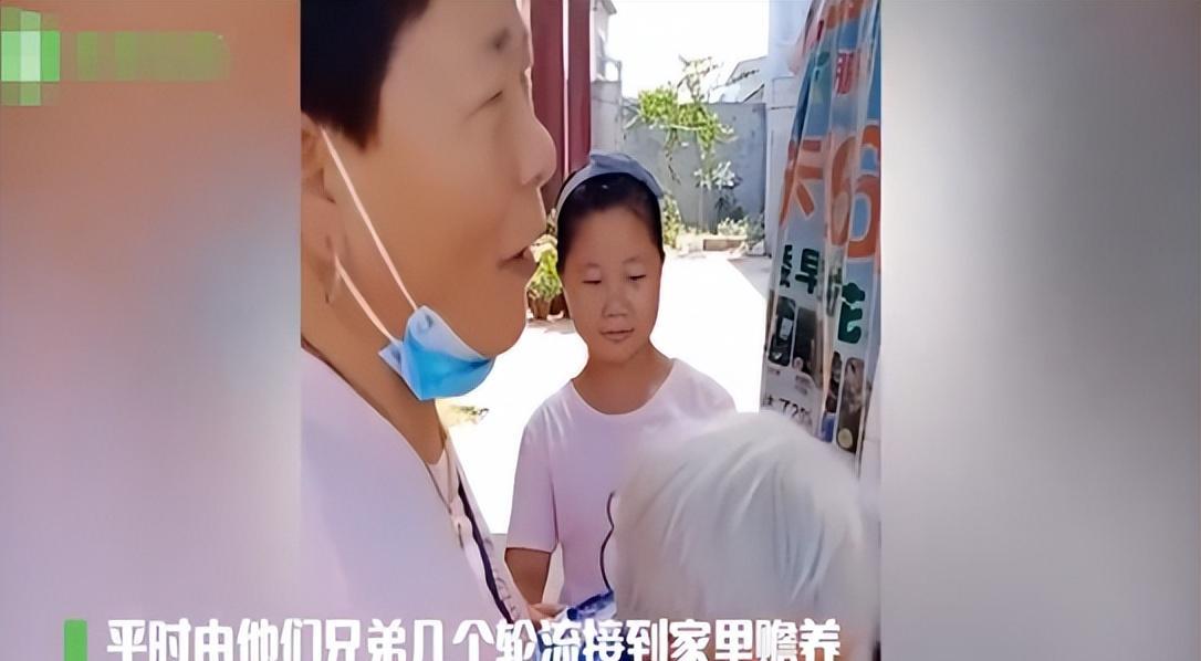 儿子儿媳争着赡养老母亲,嫂子偷偷接走老人,小儿子:咋还抢人呢