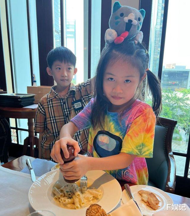 汤盈盈|周家蔚汤盈盈带子女一起去吃丰盛大餐 开心为汤盈盈女儿庆生感情好