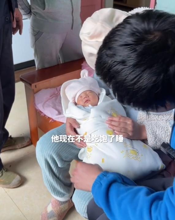 二胎|小春花二胎露面,仅一天脸部变蜡黄,网友:用的不是一个孩子吧