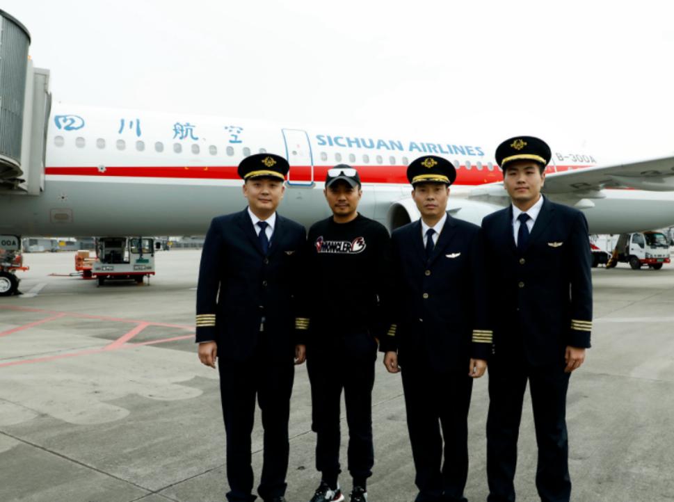 中国机长|《中国机长》面对危险临危不惧的精神值得我们敬畏
