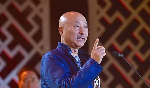 陈佩斯 陈佩斯带娃现状被扒！两个光头孙子引关注，爷爷同款发型尽显可爱