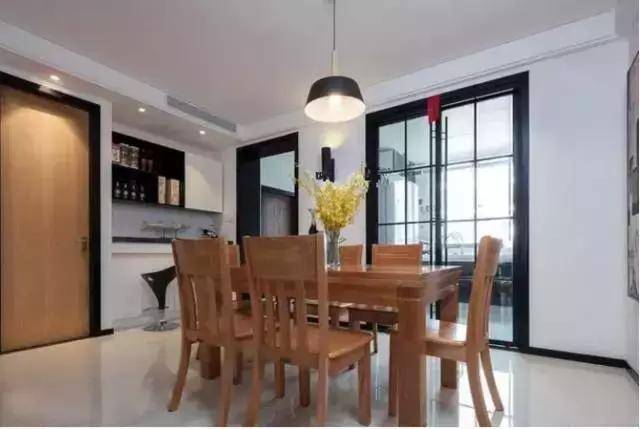 老婆喜欢简单装修,只刷大白墙就入住,没想到邻居都夸客厅好看!