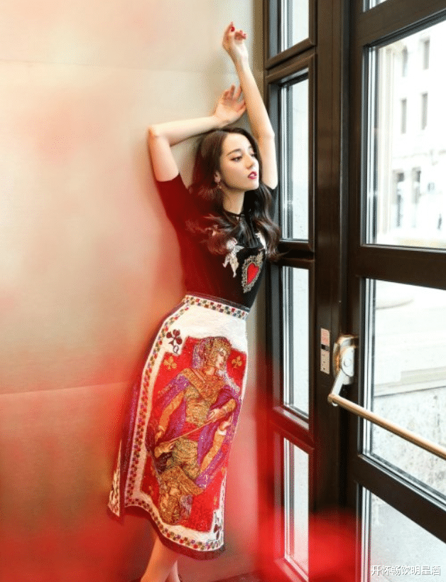 迪丽热巴|“扑克牌”的连衣裙，迪丽热巴重回颜值巅峰，网友：爱了！