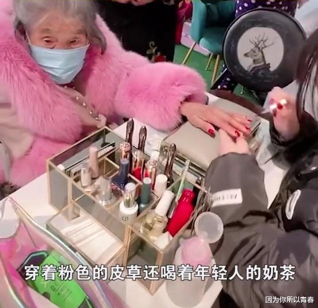 美容 90岁老人穿着粉色皮草衣服，坐着轮椅去做美甲：活得还不如老太太