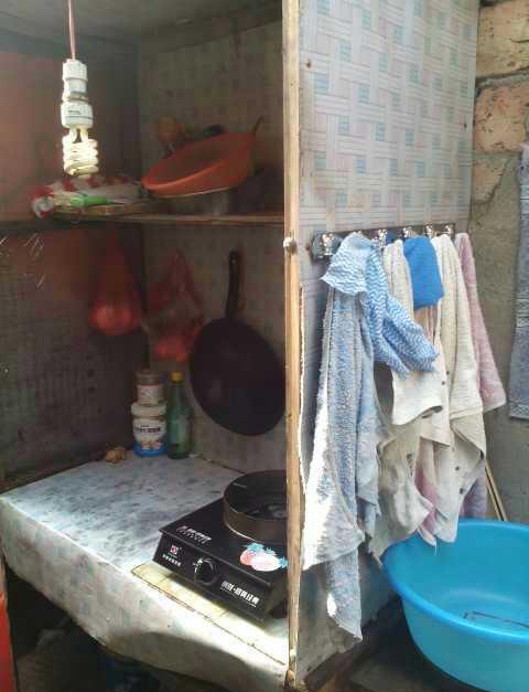 晒晒我220的出租房,卧室拳头大,厨房在外面,总怕锅被偷!