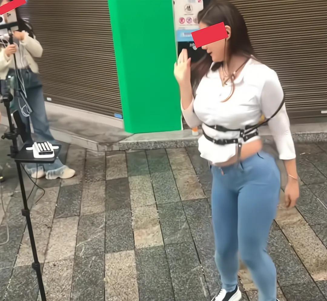 榜一大哥不远千里去看女主播,发现真人不到1米4,25万打了水漂