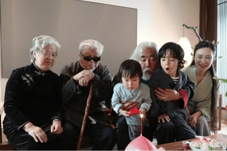 王刚|相差50岁以上的明星父子，张纪中3婚4子69岁当爹，王刚老当益壮