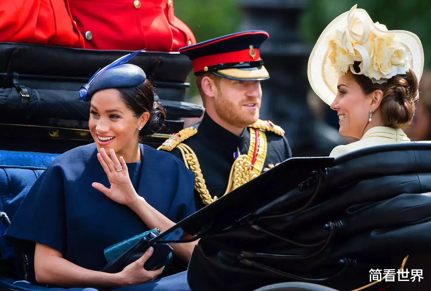 凯特王妃|家贼难防！凯特王妃故意撞衫，隔空反击梅根，却防不住两拉胯队友