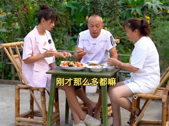 毛晓彤|网红严素玩擦边? 当着父亲面穿JK短裙抓鸡, 网友: 离被封不远了