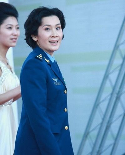 短发 64岁肖雄告诉我们：女人老了不穿老年装，短发烫卷，能优雅能老