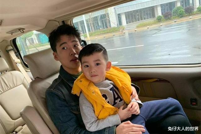 张云雷|郭麒麟徒弟与张云雷同框合影，网友喊话辫哥哥，回家营业可好