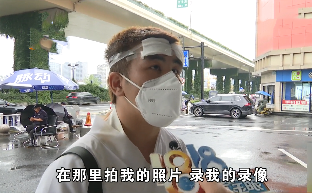 浙江男子和保安吵架后,自己生气撞玻璃受伤,要求保安赔偿医药费