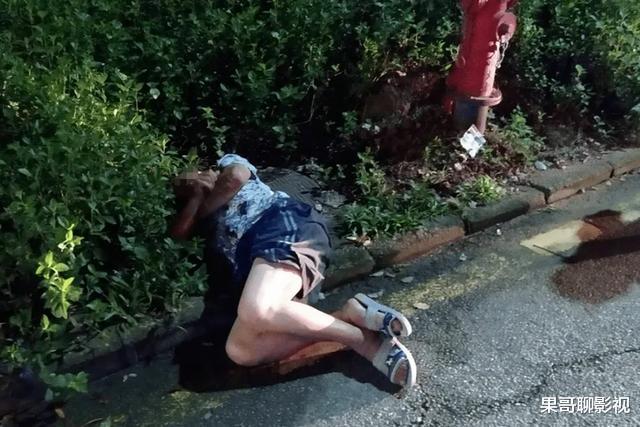 女学生酒醉躺尸路边,惨遭三个男人捡尸,一个动作引发血案