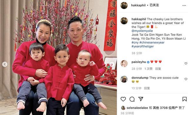 胡杏儿丈夫春节晒全家福，一家五口穿亲子装，豪宅客厅装修简约