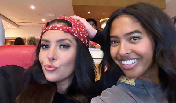 |瓦妮莎参加19岁女儿大学活动！40岁科嫂不显老，2人合影更像姐妹