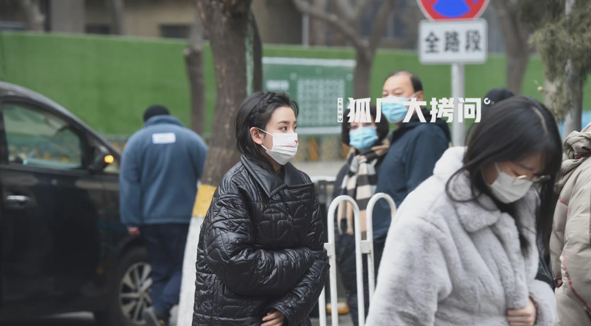 赵丽颖|春晚彩排赵丽颖穿运动装、戴围巾挺厚实,李宇春不怕冻穿大衣好酷