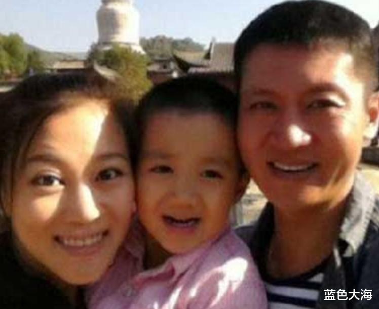 高秀敏|高秀敏女儿李萱:母亲至死未与赵本山和解,继父回原配身边生活