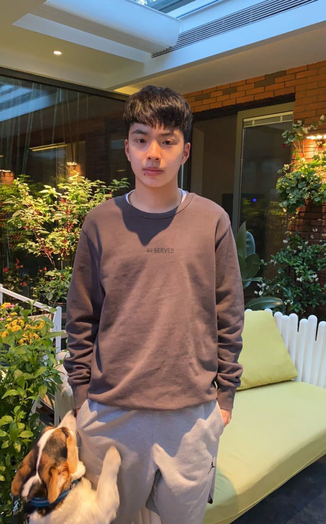 凤栖梧|华谊千金王文也素颜直播,获赞“妈生脸”,透露弟弟在英国读书