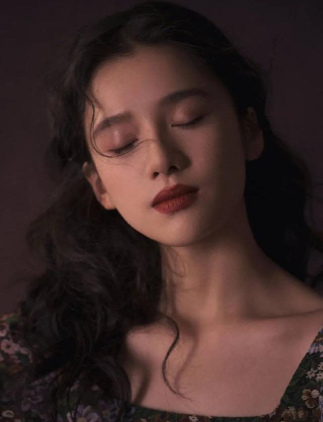 漫威|张婧仪身穿碎花裙超靓丽!肤白貌美足够明艳动人