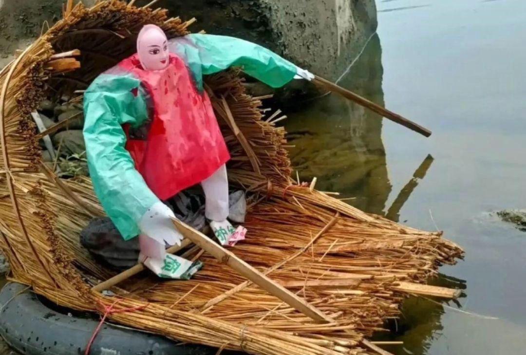 大爷|钓鱼时遇到“怪东西”,稻草编织的小船和纸糊小人,大爷:安魂船