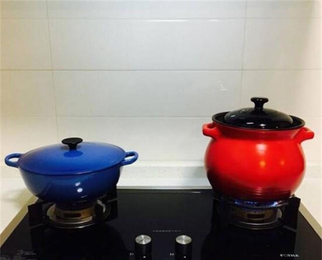 晒晒林忆莲现实中的家，厨房干净得一尘不染，看来平时不怎么做饭