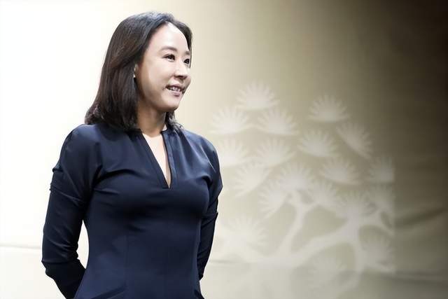 姜受延|影后姜受延灵堂曝光！鲜花堆满一墙，金喜善送花圈奉俊昊现场悼念