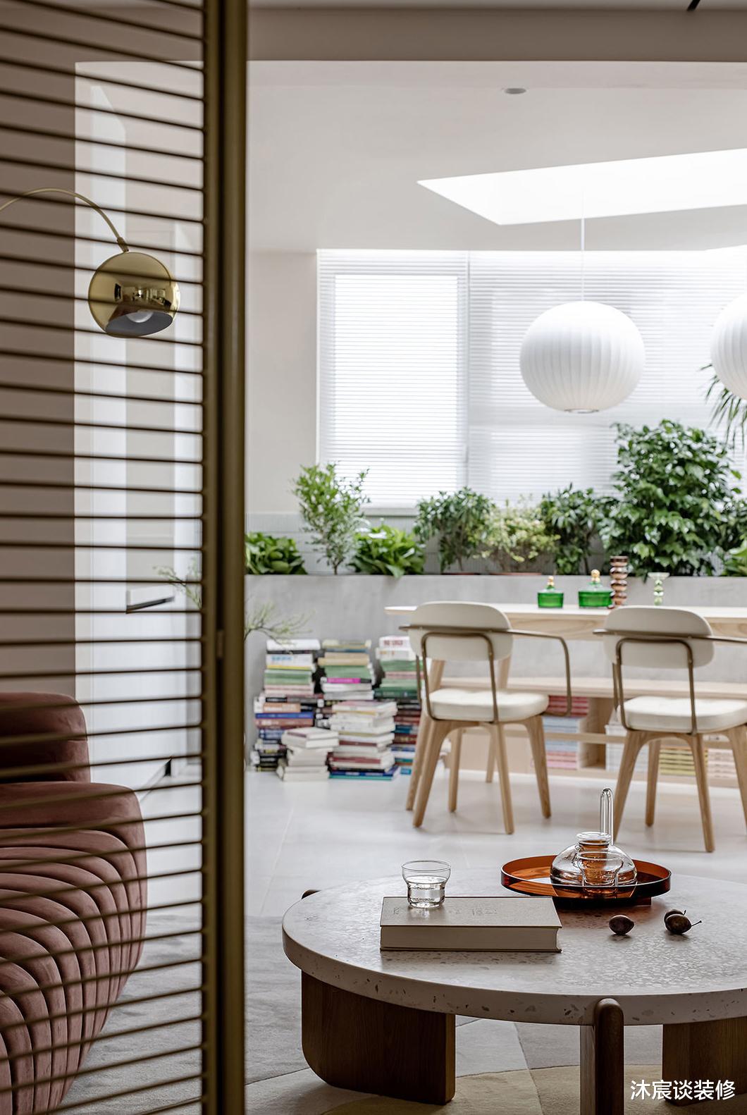 这对大学老师,把餐厅放在阳台就圈了好多粉,再开个天窗,美极了