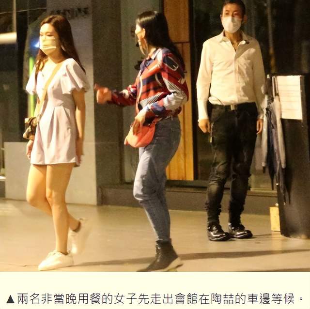 陶喆|53岁陶喆深夜与美女聚会，男方疑似给女方钞票，两人分别时还拉手